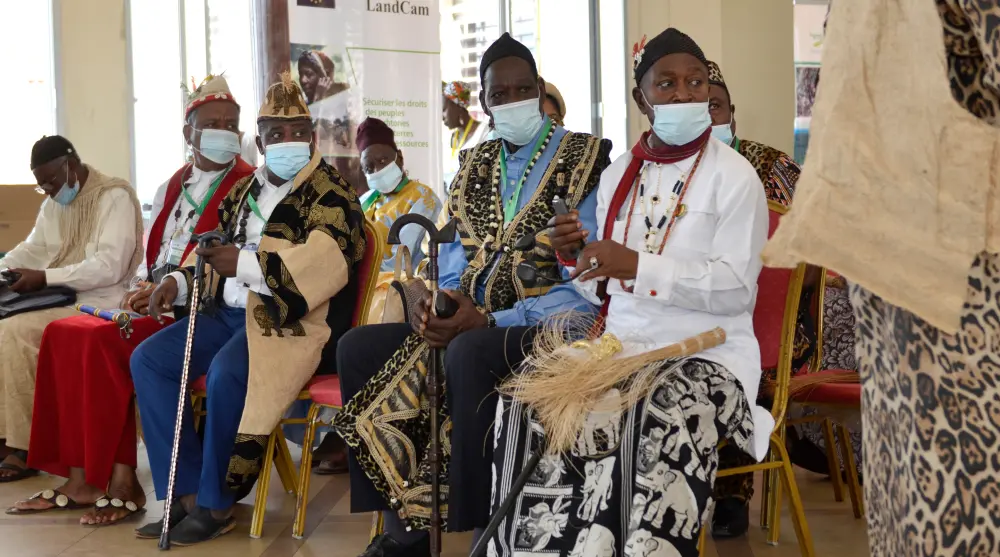 Chefs traditionnels dans une salle