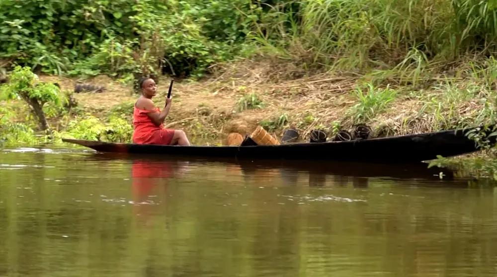 Femme en pirogue