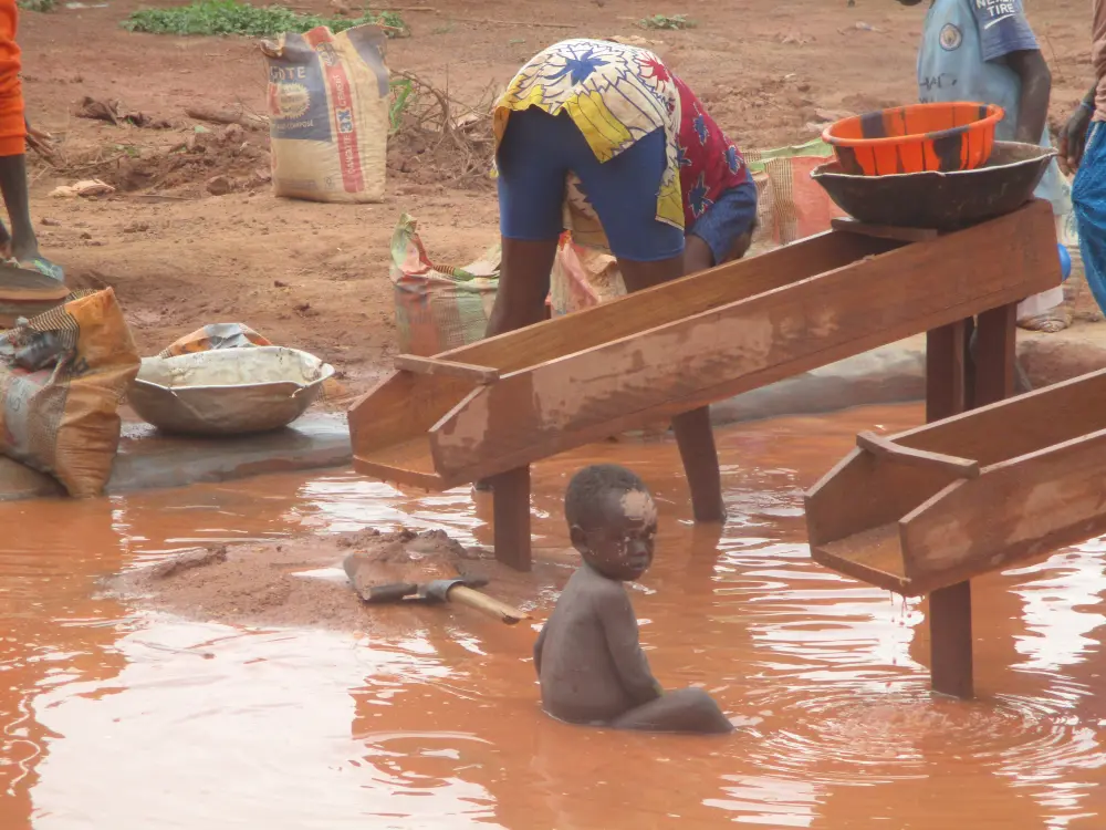 Enfant dans l'eau d'un bassin minier
