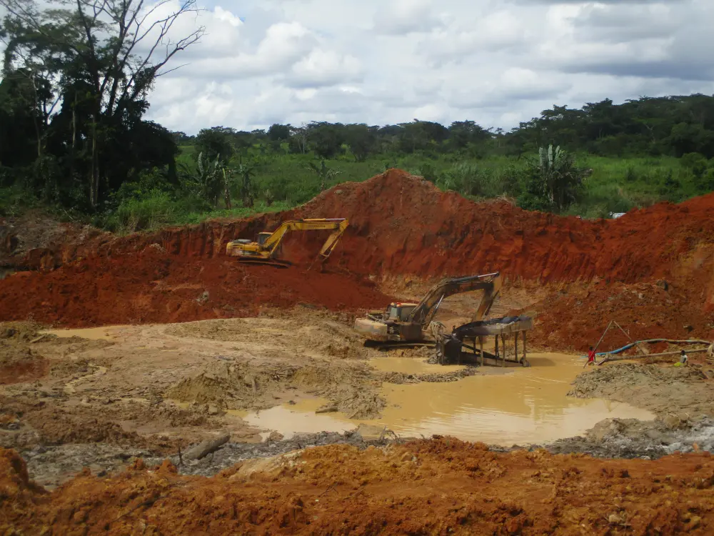 Excavatrices sur un site minier