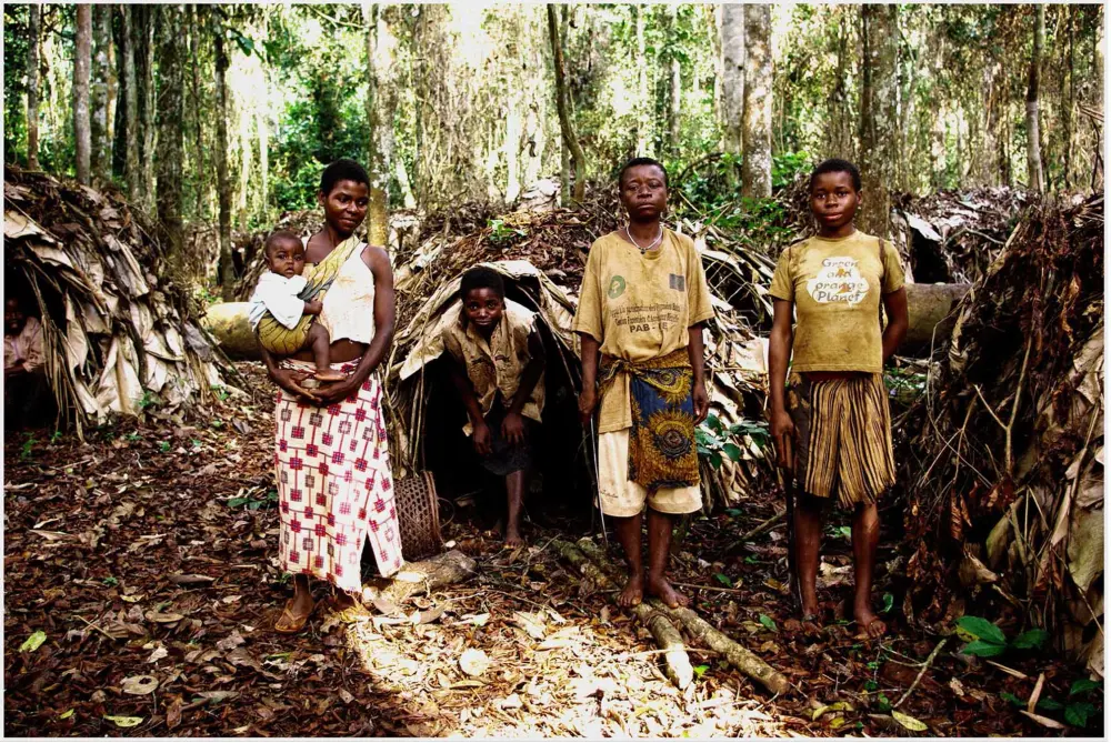 Habitants devant les mongulu