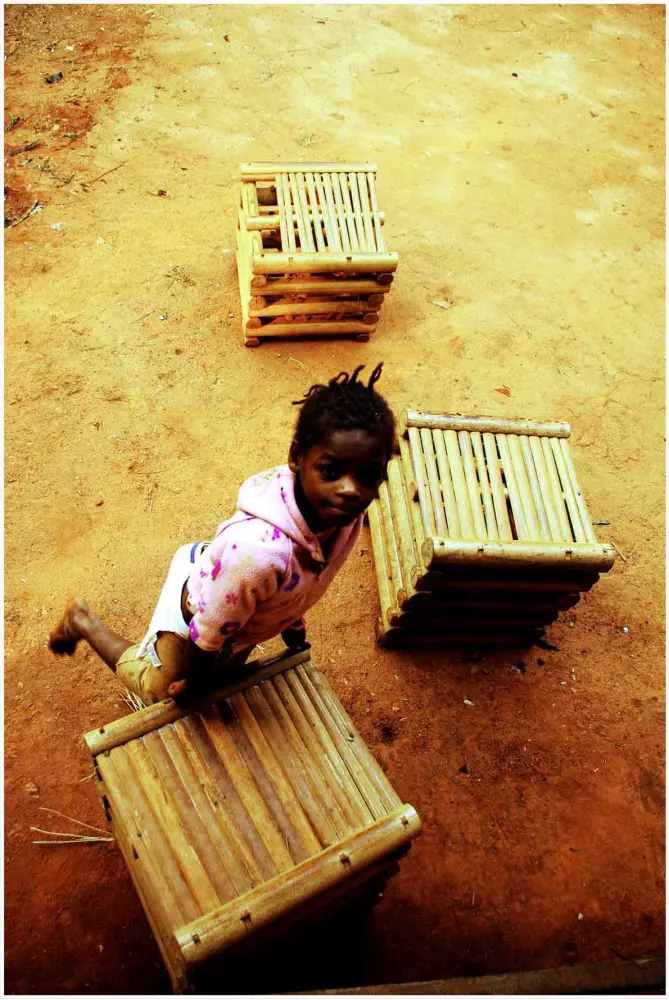 Enfant et tabourets en bambou