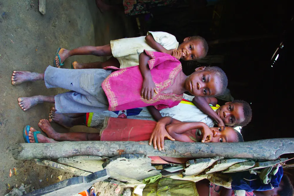 Enfants sur le seuil d'une case